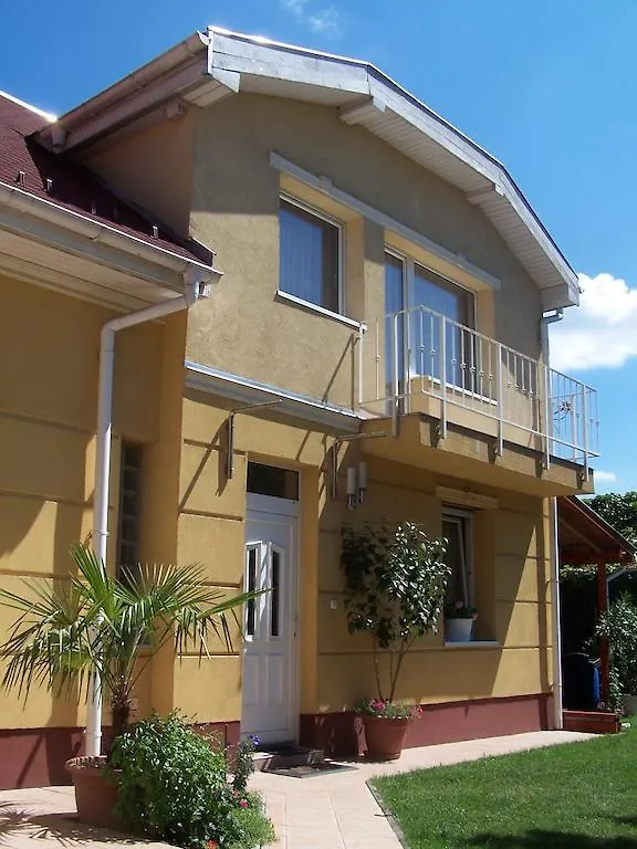 Akacia Apartment - Free Inside Parking, 2 Bedrooms, Garden, Next To Centre Budapest
