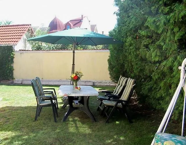 Akacia Apartment - Free Inside Parking, 2 Bedrooms, Garden, Next To Centre Budapest