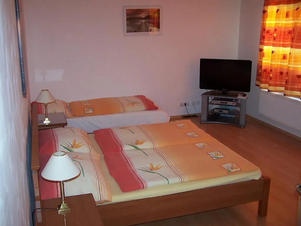 Akacia Apartment - Free Inside Parking, 2 Bedrooms, Garden, Next To Centre Budapest 0*,